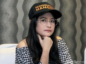 Main Film Hangout, Prilly Latuconsina Kaget Naskahnya Bolong-Bolong