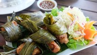 Deep Fried-Chicken in Pandanus Leaves berupa sajian Thailand andalan restoran. Ayam empuk gurih digoreng bersama daun pandan. Ada saus pelengkap yang kental manis penambah nikmat sajian ini.  
