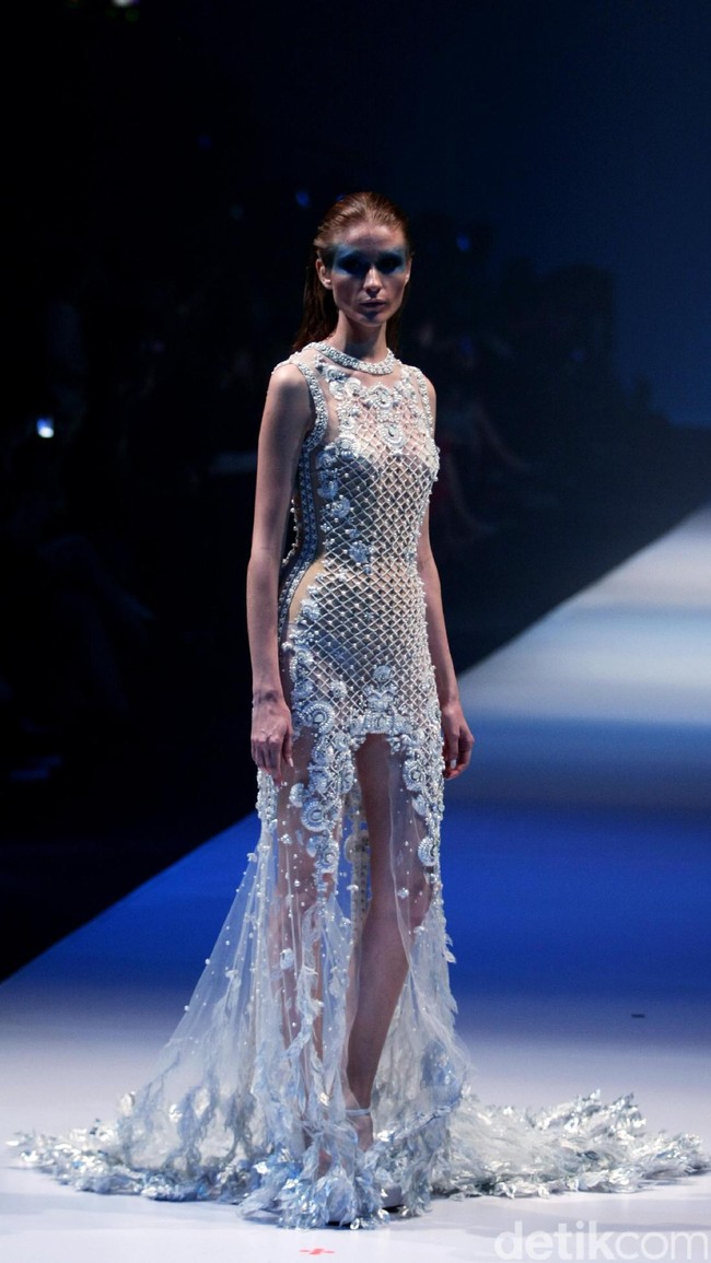 Koleksi Busana Tex Saverio mengangkat tema Reflections of You di Jakarta Fashion Week 2017. Senayan City. Jakarta. [Foto: Mohammad Abduh/Wolipop]