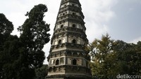 Foto: Di bawah pagoda terdapat makam Kaisar Helu. Konon ketika sang kaisar meninggal, datang seekor singa putih oleh karenanya disebut Tiger Hill (Agung/detikTravel)