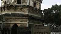 Foto: Bangunan kuno ini bentuknya miring. Sehingga  banyak dikatakan oleh wisatawan sebagai Menara Pisa dari Timur (Agung/detikTravel)