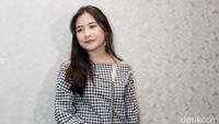 Prilly tampil dengan dress sabrina bermotif kotak-kotak hitam putih yang dipadukan dengan ripped jeans. Pool/Ismail/detikFoto.