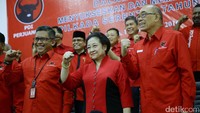 Ketum PDI Perjuangan Megawati Soekarnoputri bersama Hasto Kristiyanto dan Idam Samawi saat menggelar rapat kordinasi untuk pemenangan Pilkada serentak 2017 di Kantor DPP PDIP, Jalan Diponegoro, Menteng, Jakarta Pusat, Kamis (17/11/2016).