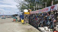 Foto: Namun yang paling populer adalah dinding yang penuh tempelan sandal. Tulisannya adalah Pondok Sandal Jodoh (Fitraya/detikTravel)
