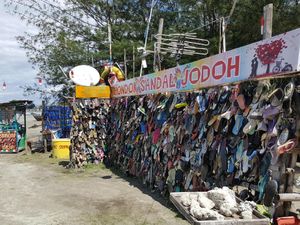 2 Pantai Lucu di Indonesia: Pantai Kutang dan Sandal Jodoh