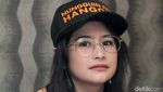 Gaya Prilly Latuconsina dengan Kacamata Vintage, Yay or Nay?
