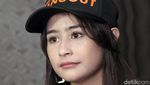 Gaya Prilly Latuconsina dengan Kacamata Vintage, Yay or Nay?