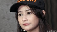 Namun ia tampak membuka kacamatanya tersebut. Pool/Ismail/detikFoto.
