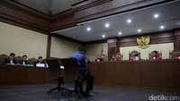 Jaksa membacakan tuntutan untuk Rohadi.