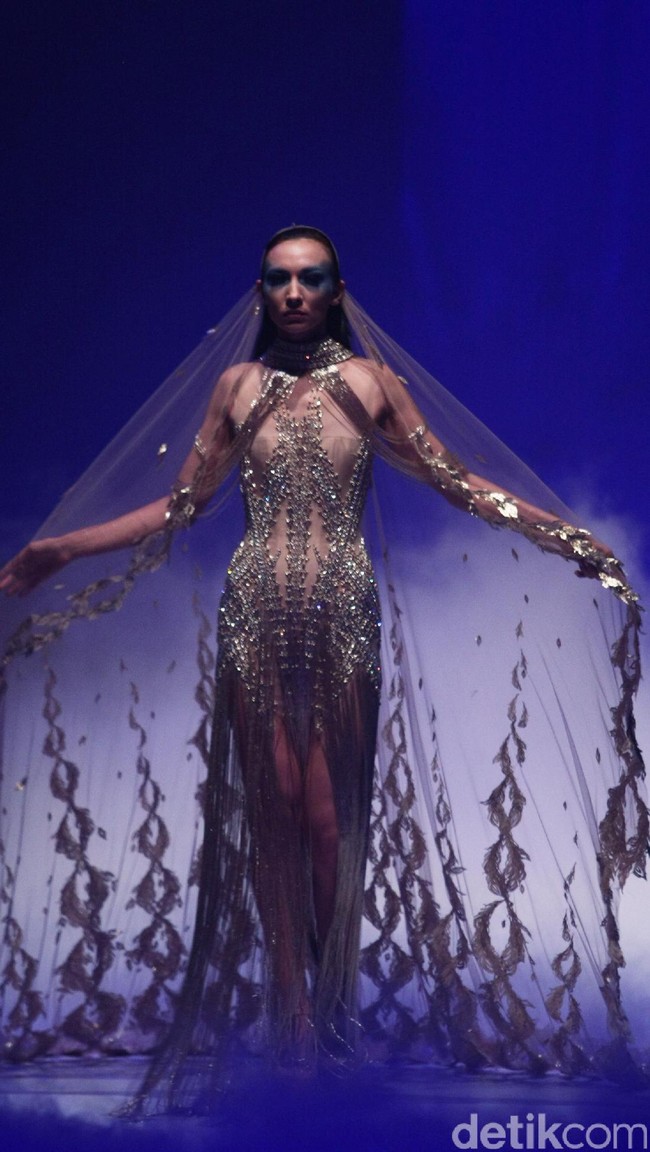 Koleksi Busana Tex Saverio mengangkat tema Reflections of You di Jakarta Fashion Week 2017. Senayan City. Jakarta. [Foto: Mohammad Abduh/Wolipop]