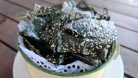 River Weed (kai pen), camilan populer khas Laos yang terbuat dari rumput laut sungai Mekong. Lembaran rumput laut diberi taburan wijen. Teksturnya begitu renyah dengan rasa gurih.