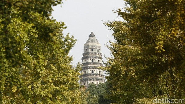 Ini Dia Menara Pisa dari Timur