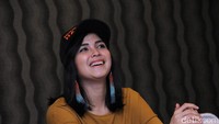Bahkan ada ibu-ibu yang mencubit Dinda Kanya Dewi saat bertemu langsung. Foto: Ismail/detikHOT