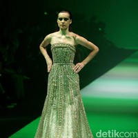 Koleksi Busana Tex Saverio mengangkat tema Reflections of You di Jakarta Fashion Week 2017. Senayan City. Jakarta. [Foto: Mohammad Abduh/Wolipop]