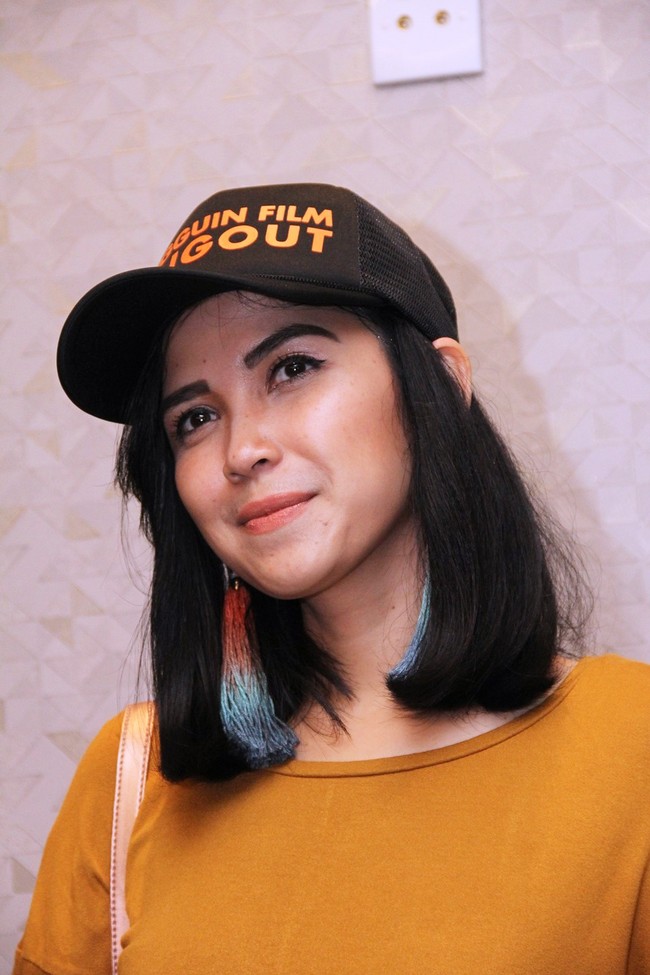 Dari ranah hiburan Indonesia, ada Dinda Kanya Dewi yang dibenci banyak emak-emak karena perannya sebagai Mischa di sinetron Cinta Fitri. Aktingnya sebagai orang ketiga di hubungan asmara Fitri dan Farrel membuat banyak penonton gemas. Dijambak dan dicubit itu udah biasa. Entah itu suatu achievment apa kutukan. Jadi bawaannya pasrah aja deh, tandas Dinda soal akibat dari perannya tersebut. Foto: Ismail/detikHOT