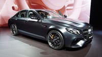 E63 standar memiliki tenaga hingga 563 daya kuda. Mercedes-AMG E63 bisa berakselerasi dari 0-96 km/jam dalam 3,4 detik. Kecepatan tertingginya dibatasi sampai 250 km/jam.