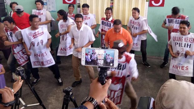 Tanding Futsal, Anies dan Sandiaga Pemanasan dengan Joget PPAP