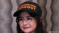 Prilly Latuconsina tampil dengan kacamata bergaya vintage. Pool/Ismail/detikFoto.