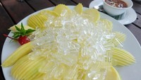 Slice Fresh Mango Served with Shrimp Dip berupa irisan mangga muda renyah yang diberi tumpukan es batu. Mangganya manis asam dicocol dengan saus yang manis pedas. Terasa penggunaan kecap ikan, cabai dan bawang dalam saus.