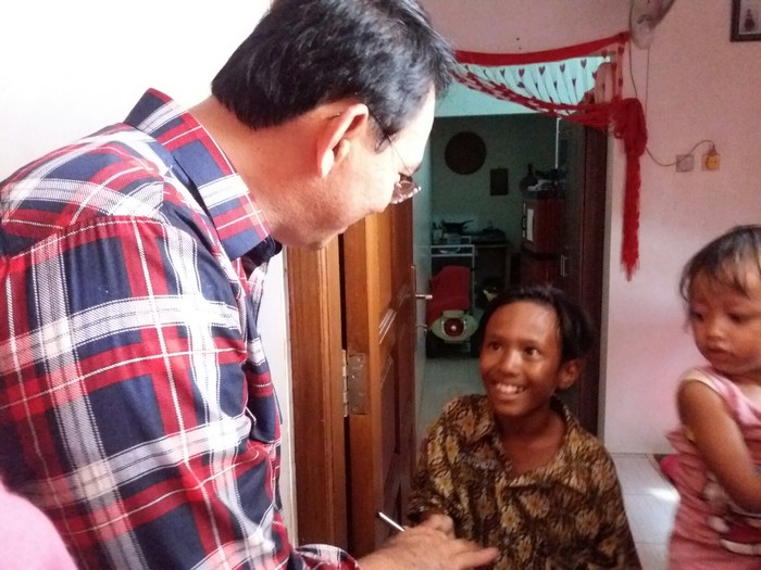 Beri Pulpen ke Anak Pasukan Oranye, Ahok: Biar Jadi Gubernur Ya