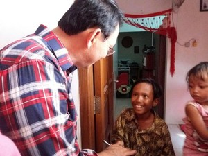 Beri Pulpen ke Anak Pasukan Oranye, Ahok: Biar Jadi Gubernur Ya