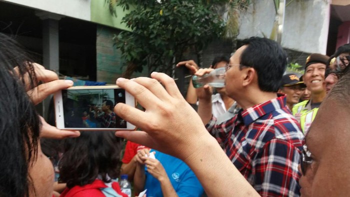 Diberi Minum Air Isi Ulang di Rumah Warga, Ahok: Segar Juga Ya