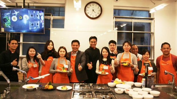 Seluruh peserta dari Korsel praktek membuat Gado-gado, Soto Ayam, dan Nasi Kuning. (dok Garuda Indonesia)