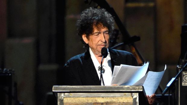 LOS ANGELES, CA - FEBRUARY 06:  Honoree Bob Dylan speaks onstage at the 25th anniversary MusiCares 2015 Person Of The Year Gala honoring Bob Dylan at the Los Angeles Convention Center on February 6, 2015 in Los Angeles, California. The annual benefit raises critical funds for MusiCares' Emergency Financial Assistance and Addiction Recovery programs.  (Photo by Frazer Harrison/Getty Images)