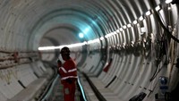 Jalur kereta bawah tanah ini terbentang sepanjang 118 kilometer dan diperkirakan mulai beroperasi penuh pada 2019 dengan rute timur-barat melalui London. REUTERS/Stefan Wermuth.