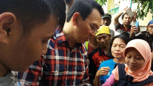 Diberi Minum Air Isi Ulang di Rumah Warga, Ahok: Segar Juga Ya