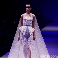 Koleksi Busana Tex Saverio mengangkat tema Reflections of You di Jakarta Fashion Week 2017. Senayan City. Jakarta. [Foto: Mohammad Abduh/Wolipop]