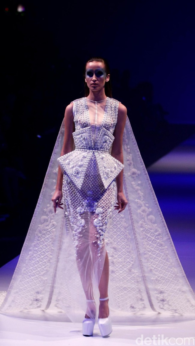 Koleksi Busana Tex Saverio mengangkat tema Reflections of You di Jakarta Fashion Week 2017. Senayan City. Jakarta. [Foto: Mohammad Abduh/Wolipop]