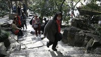 Foto: Untuk melihat pagoda, wisatawan harus berjalan menaiki anak tangga sekitar 25 menit. Jadi persiapkan stamina ya! (Agung/detikTravel)