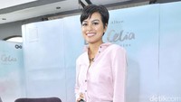 Penyanyi berusia 24 tahun itu terlihat mengenakan kemeja pink, celana panjang hitam bermotif garis, serta heels floral. Pool/Noel/detikFoto.