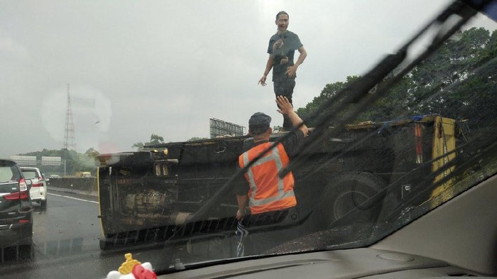 Truk Terbalik di KM 15 Tol Jagorawi, Lalin Macet 1 km