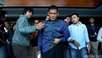 Rohadi meninggalkan Pengadilan Tipikor, Jakarta. PNS Pengadilan Negeri Jakarta Utara itu tak banyak komentar soal tuntutan untuk dirinya.