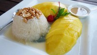 Fresh Mango & Sticky Rice with Coconut Cream berupa beras ketan diberi tumpukan kacang tanah dan mangga. Kemudian dilengkapi saus kelapa kental. Rasanya begitu enak. 