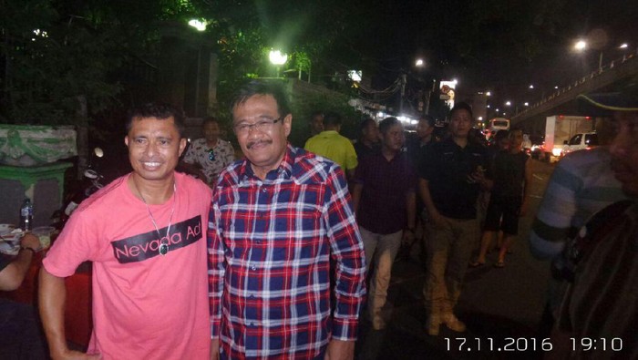 Usai Blusukan, Djarot Santap Sop Kambing di Pinggir Jalan Tanah Abang