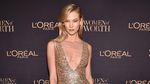 Gold Lady!Karlie Kloss dengan Dress Emas