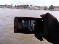 Menjajal Kekuatan 4G Smartfren di Tengah Sungai Musi