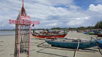 Foto: Dulu ada seorang pria yang liburan ke Pantai Jakat di sebelah Pantai Tapak Paderi, dia mencari sandal istrinya yang hilang. Dia menemukan pasangannya di tumpukan sandal yang dikumpulkan nelayan di Tapak Paderi. Dari situ pengunjung memberi nama Sandal Jodoh (Fitraya/detikTravel)