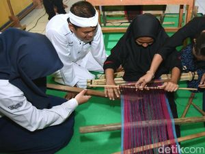 Pendidikan Karakter di Purwakarta, Siswa Dapat Pelajaran Menenun dan Beternak