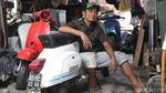 Menyambung Hidup Bersama Vespa Tua