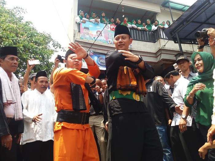 Bandingkan Gaya Silat ala Sandiaga dan Agus, Mana Lebih Keren?