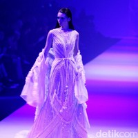 Koleksi Busana Tex Saverio mengangkat tema Reflections of You di Jakarta Fashion Week 2017. Senayan City. Jakarta. [Foto: Mohammad Abduh/Wolipop]