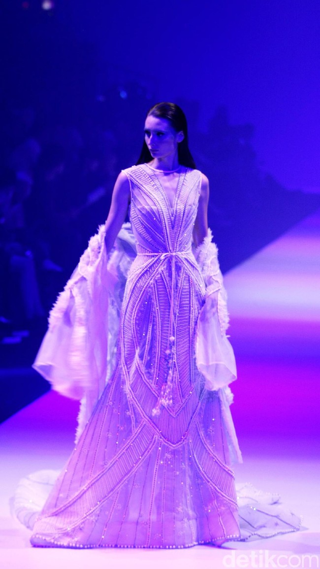 Koleksi Busana Tex Saverio mengangkat tema Reflections of You di Jakarta Fashion Week 2017. Senayan City. Jakarta. [Foto: Mohammad Abduh/Wolipop]
