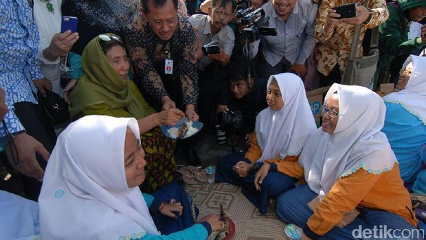 Menteri Susi dan Ribuan Santri di Jombang Pecahkan Rekor MURI Makan Ikan Bareng