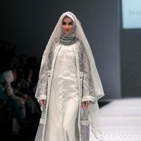 Koleksi Irna Laperle by Irna Mutiara yang bertajuk Ibun Sawarga di Jakarta Fashion Week 2017. senayan City. Jakarta. [Foto: Mohammad Abduh/Wolipop]
