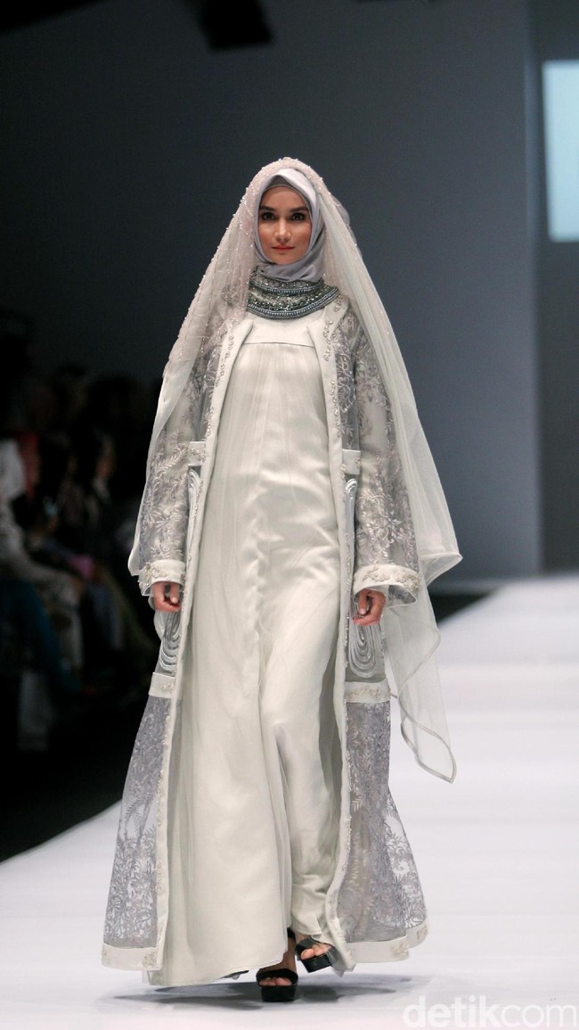 Koleksi Irna Laperle by Irna Mutiara yang bertajuk Ibun Sawarga di Jakarta Fashion Week 2017. senayan City. Jakarta. [Foto: Mohammad Abduh/Wolipop]