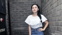 Ia terlihat seksi dengan blus putih dan rok jeans serta heels putih. Pool/Noel/detikFoto.